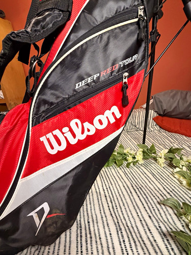 Wilson deep red tour - red, stand